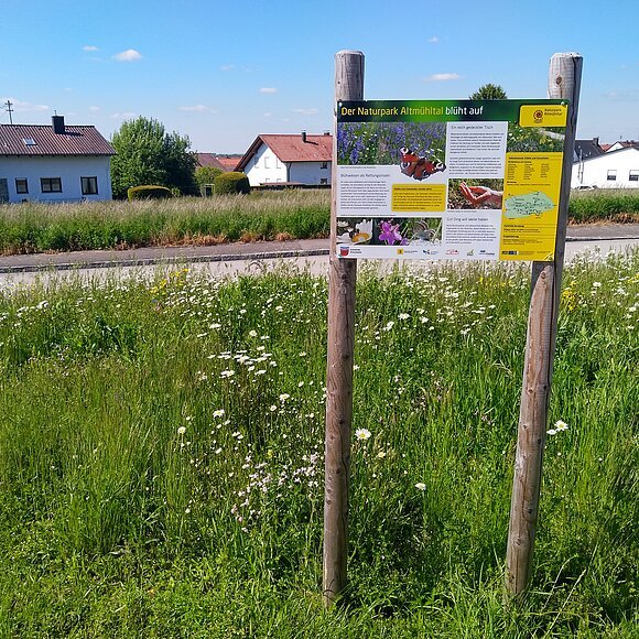 Innerörtliche Blühfläche mit Informationstafel
