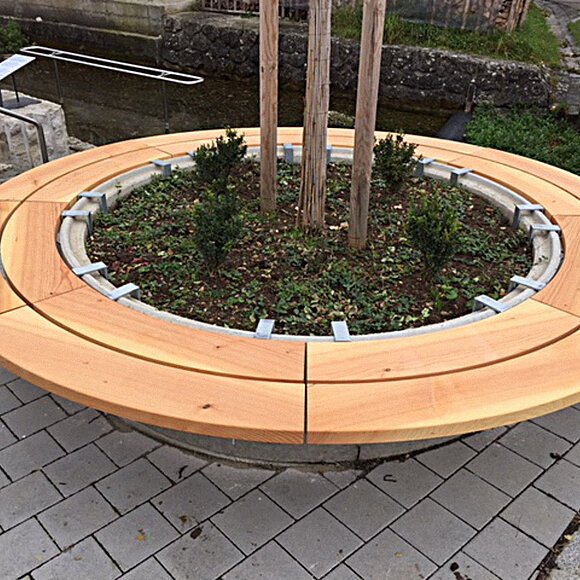 Fertige Rundbank am Obereichstätter Dorfplatz