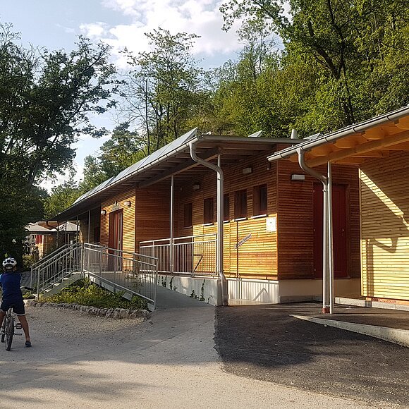 Barrierefreies Sanitärgebäude am Zeltplatz Hammermühle (im Bild rechts)
