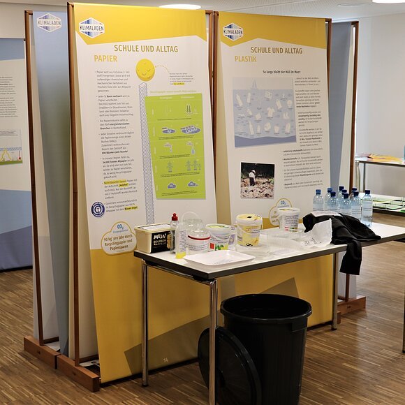 Rollups des Klimaladens zu den Themen "Papier" und "Plastik"
