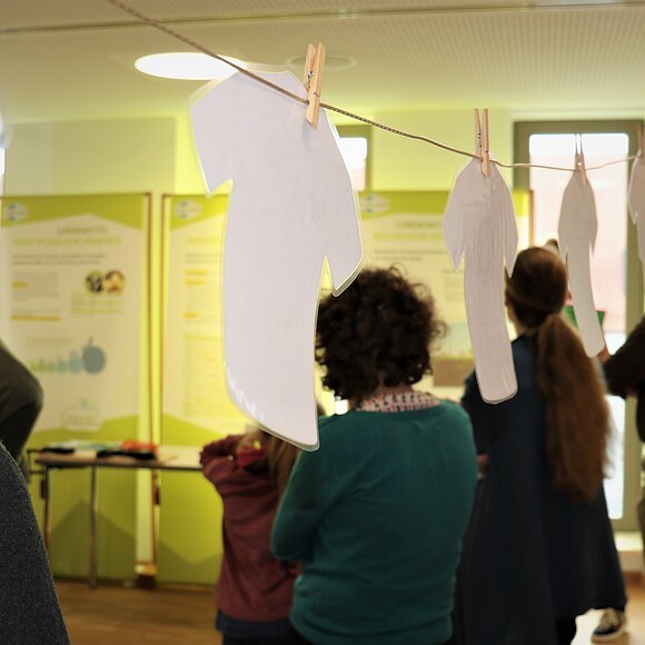 Klimaladen: Gruppenarbeit zum Thema "Kleidung"