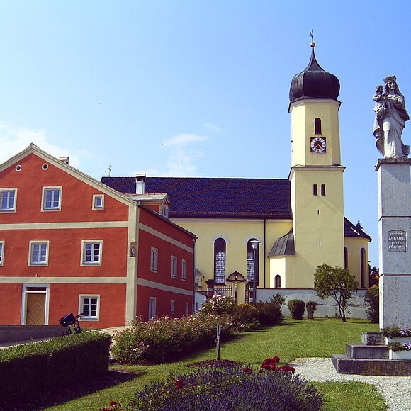 Kirche, Jurahaus und Mariensäule in Hofstetten