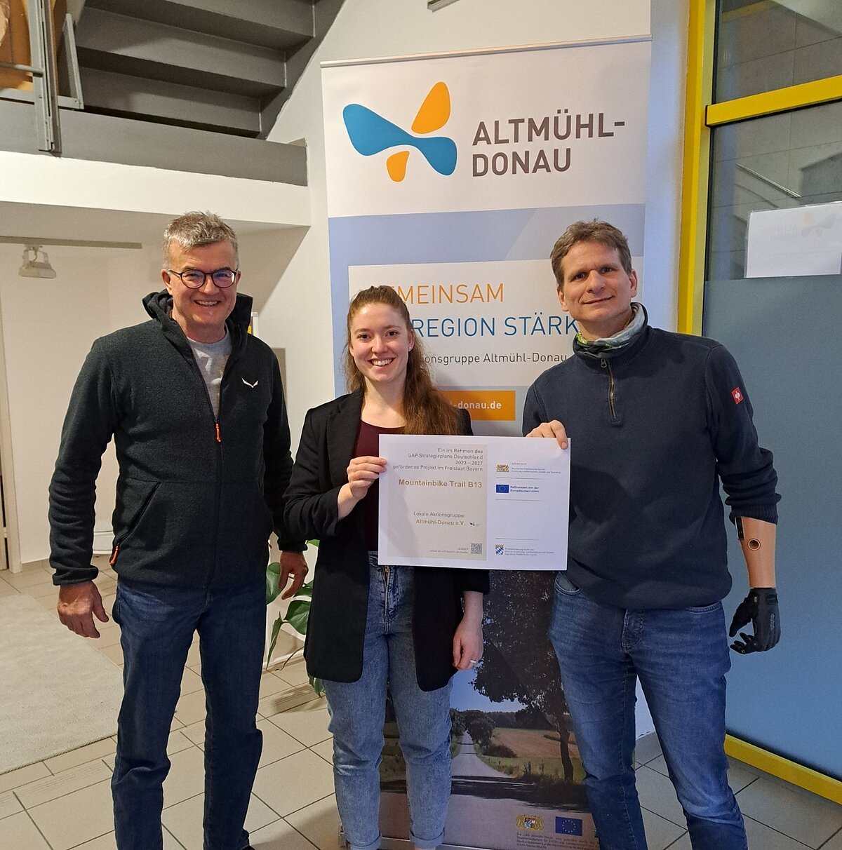 Übergabe Zuwendungsbescheid MTB Trail B13 (v.l.: Ralf Eiba, Verena Köngeter, Daniel Seibold)