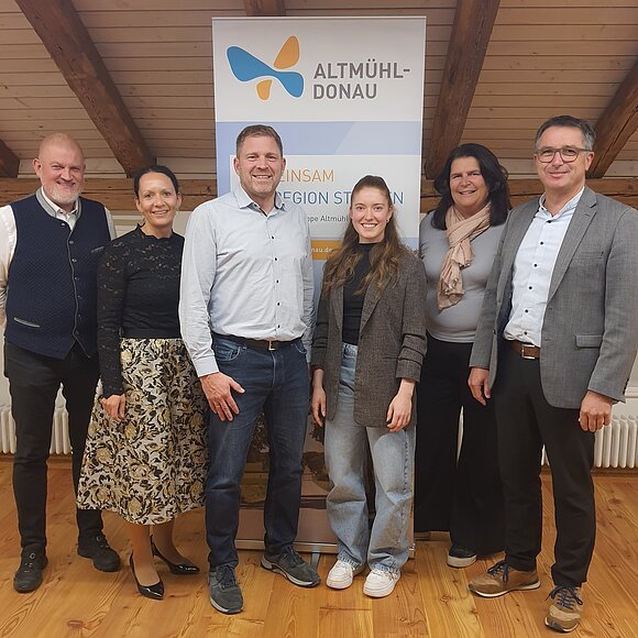 Neu-/Wiedergewählte Vorstandschaft der LAG Altmühl-Donau e.V. (v.l.n.r.: Schatzmeister Robert Husterer, 2. Vorsitzende Maria Weber, 1. Vorsitzender Benedikt Bauer, LAG-Managerin Verena Köngeter, sowie die Beisitzer Andrea Mickel und Stefan Bauer)